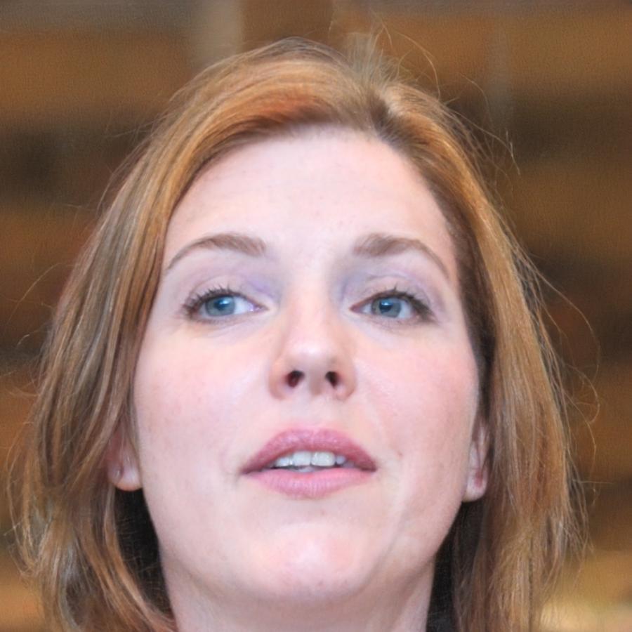 Porträt einer lächelnden Finanzberaterin mit kurzen braunen Haaren
