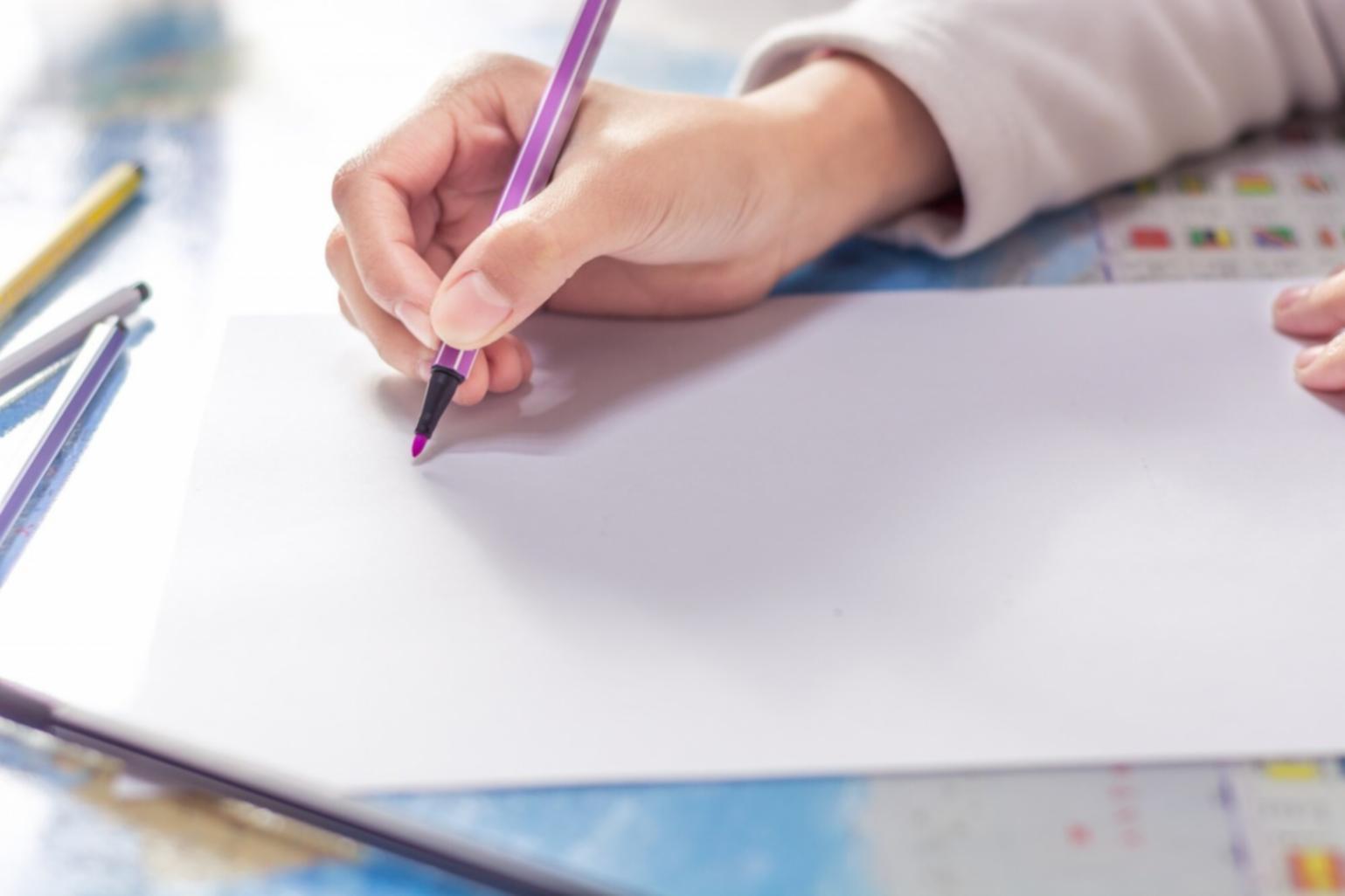 Moderne Lernatmosphäre mit Laptop, Notizen und Finanzunterlagen auf einem aufgeräumten Schreibtisch