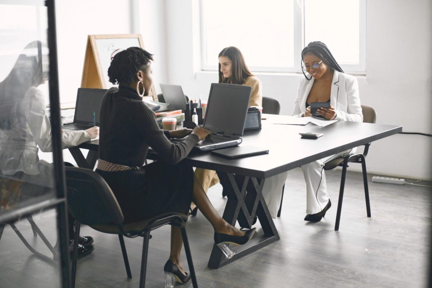 Gruppe von Menschen arbeitet gemeinsam an Finanzplanung
